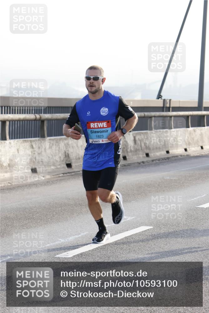 03.10.2026 - Köhlbrandbrückenlauf Strokosch-Dieckow http://msf.ph/oto/10593100 03.10.2026 09:19:48 Position 1 1823 meine-sportfotos.de