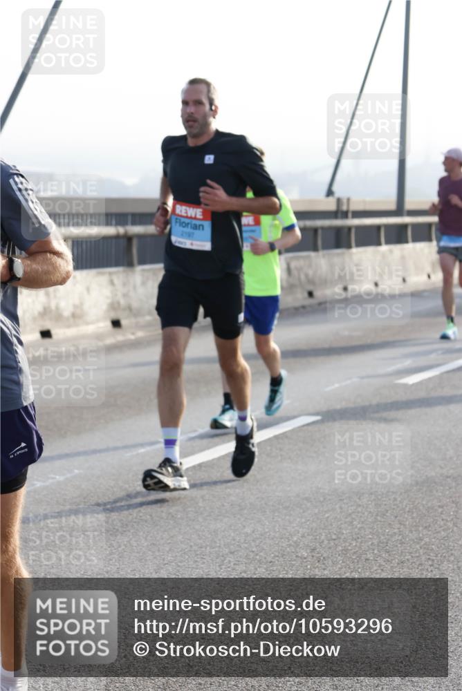 03.10.2026 - Köhlbrandbrückenlauf Strokosch-Dieckow http://msf.ph/oto/10593296 03.10.2026 09:20:12 Position 1 2197 meine-sportfotos.de