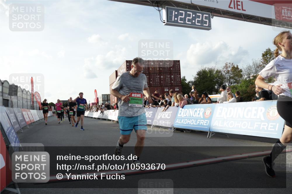 03.10.2026 - Köhlbrandbrückenlauf Yannick Fuchs http://msf.ph/oto/10593670 03.10.2026 16:22:26 Ziel 7229, 7486, 7819, 7890, 7891, 7944, 8474, 8504, 8639, 8983, 9021, 9178, 9347 meine-sportfotos.de
