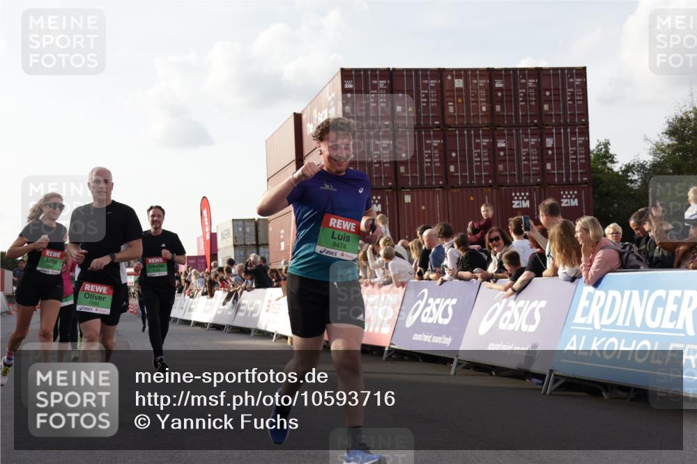 03.10.2026 - Köhlbrandbrückenlauf Yannick Fuchs http://msf.ph/oto/10593716 03.10.2026 16:22:28 Ziel 7229, 7486, 7819, 7890, 8474, 8504, 8639, 8983, 9021, 9178, 9347 meine-sportfotos.de