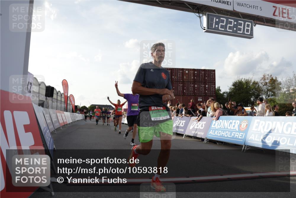 03.10.2026 - Köhlbrandbrückenlauf Yannick Fuchs http://msf.ph/oto/10593818 03.10.2026 16:22:38 Ziel 7163, 7793, 7945, 8414, 8991, 9178, 9386, 9832, 9834 meine-sportfotos.de