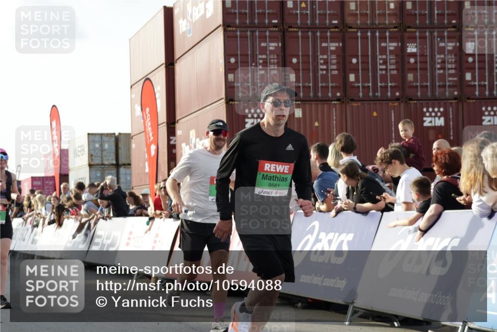 03.10.2026 - Köhlbrandbrückenlauf Yannick Fuchs http://msf.ph/oto/10594088 03.10.2026 16:23:04 Ziel 8210, 8345, 8419, 8424, 8425, 8701, 8793, 8912, 8934, 9435, 9561, 9654, 9719 meine-sportfotos.de