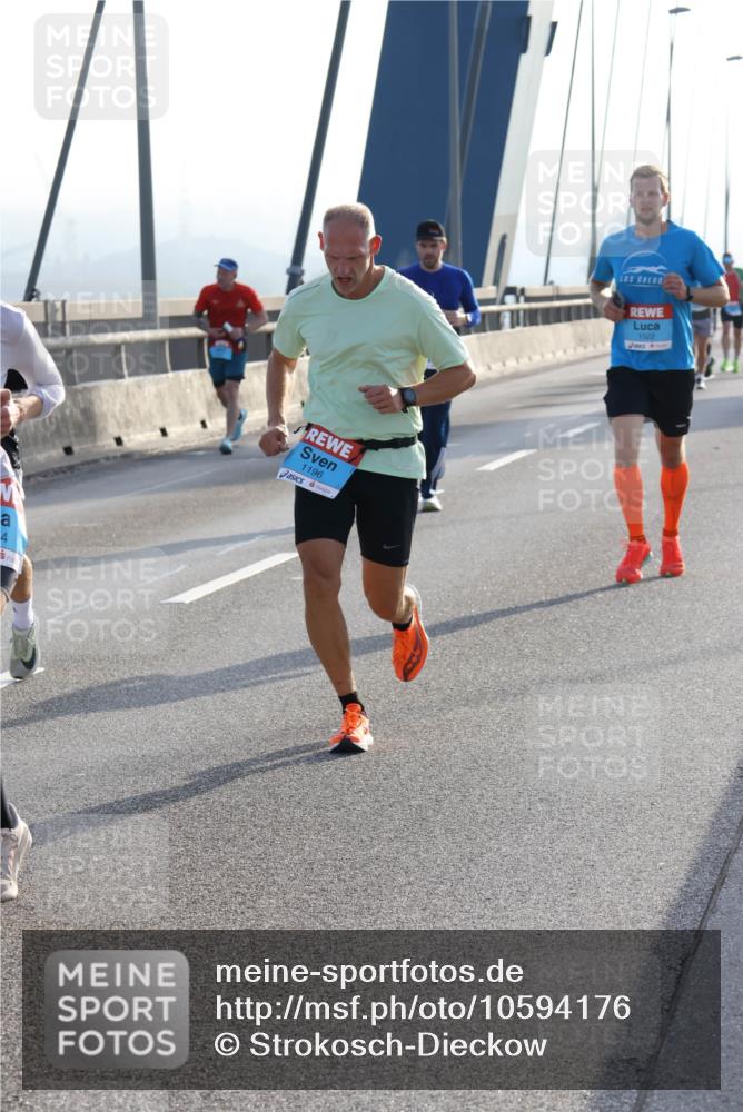 03.10.2026 - Köhlbrandbrückenlauf Strokosch-Dieckow http://msf.ph/oto/10594176 03.10.2026 09:22:05 Position 1 4, 1196, 1522 meine-sportfotos.de