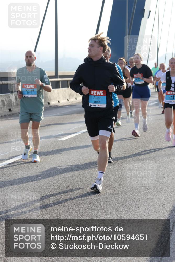 03.10.2026 - Köhlbrandbrückenlauf Strokosch-Dieckow http://msf.ph/oto/10594651 03.10.2026 09:23:11 Position 1 2222, 3843, 2300 meine-sportfotos.de