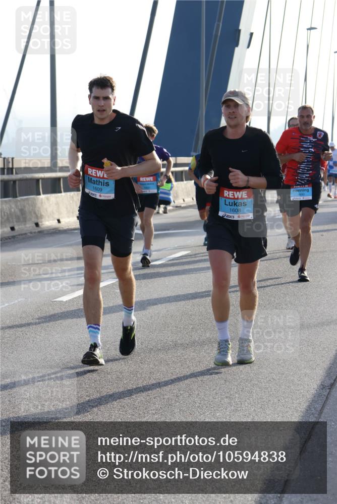 03.10.2026 - Köhlbrandbrückenlauf Strokosch-Dieckow http://msf.ph/oto/10594838 03.10.2026 09:23:41 Position 1 1609, 1608, 1890 meine-sportfotos.de
