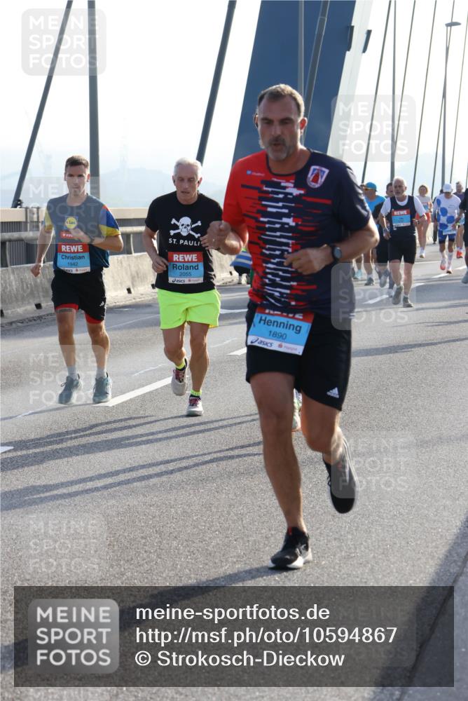 03.10.2026 - Köhlbrandbrückenlauf Strokosch-Dieckow http://msf.ph/oto/10594867 03.10.2026 09:23:44 Position 1 1942, 2055, 1890 meine-sportfotos.de