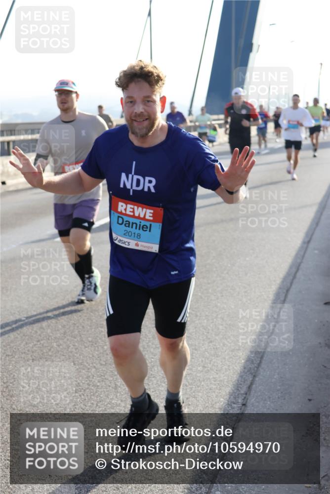 03.10.2026 - Köhlbrandbrückenlauf Strokosch-Dieckow http://msf.ph/oto/10594970 03.10.2026 09:23:58 Position 1 2018 meine-sportfotos.de