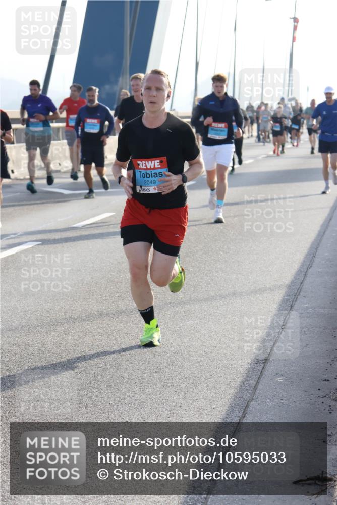 03.10.2026 - Köhlbrandbrückenlauf Strokosch-Dieckow http://msf.ph/oto/10595033 03.10.2026 09:24:07 Position 1 2049 meine-sportfotos.de