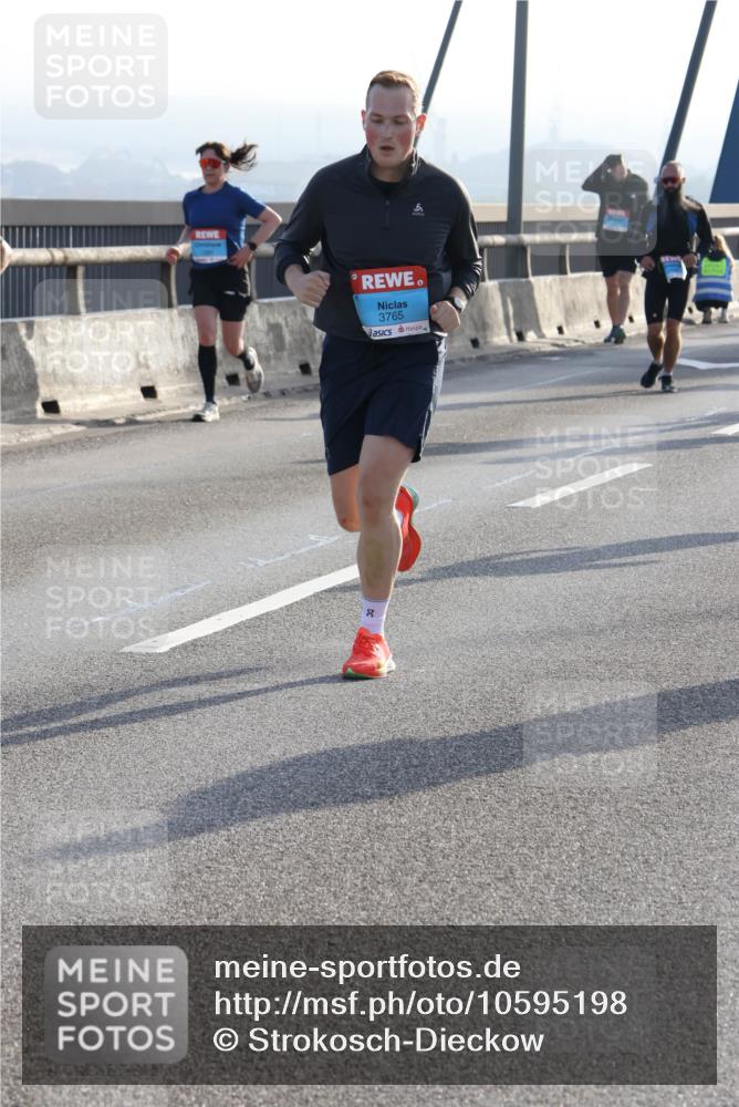 03.10.2026 - Köhlbrandbrückenlauf Strokosch-Dieckow http://msf.ph/oto/10595198 03.10.2026 09:24:38 Position 1 3765, 90 meine-sportfotos.de