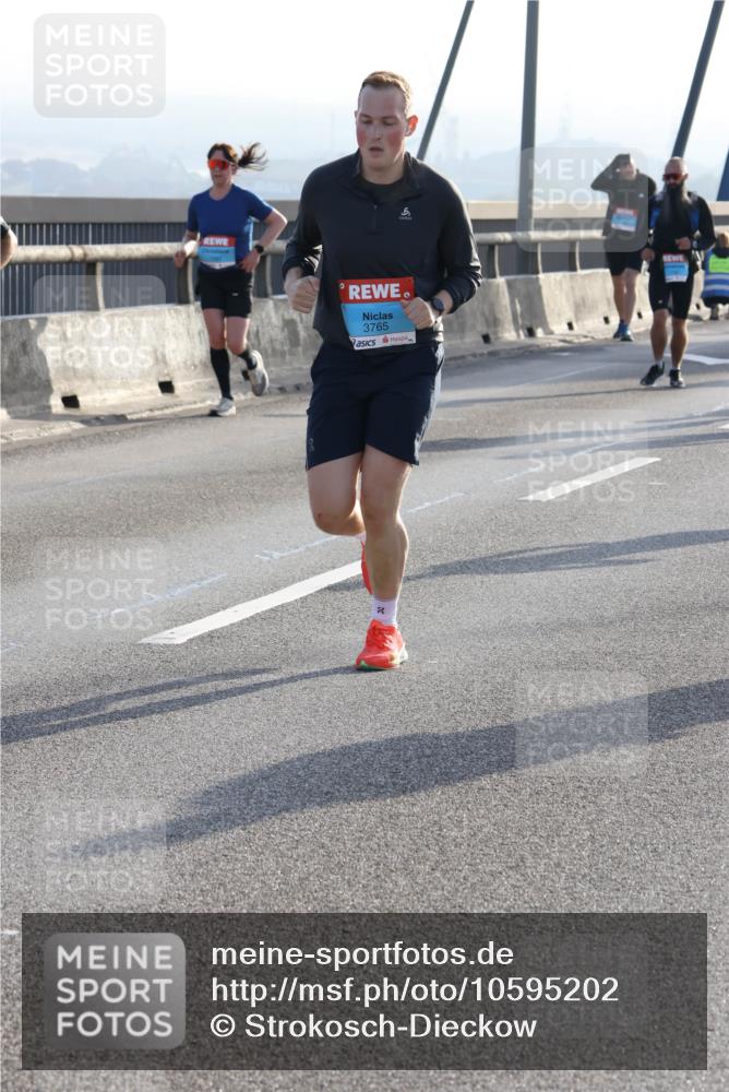 03.10.2026 - Köhlbrandbrückenlauf Strokosch-Dieckow http://msf.ph/oto/10595202 03.10.2026 09:24:38 Position 1 6, 3765, 20 meine-sportfotos.de