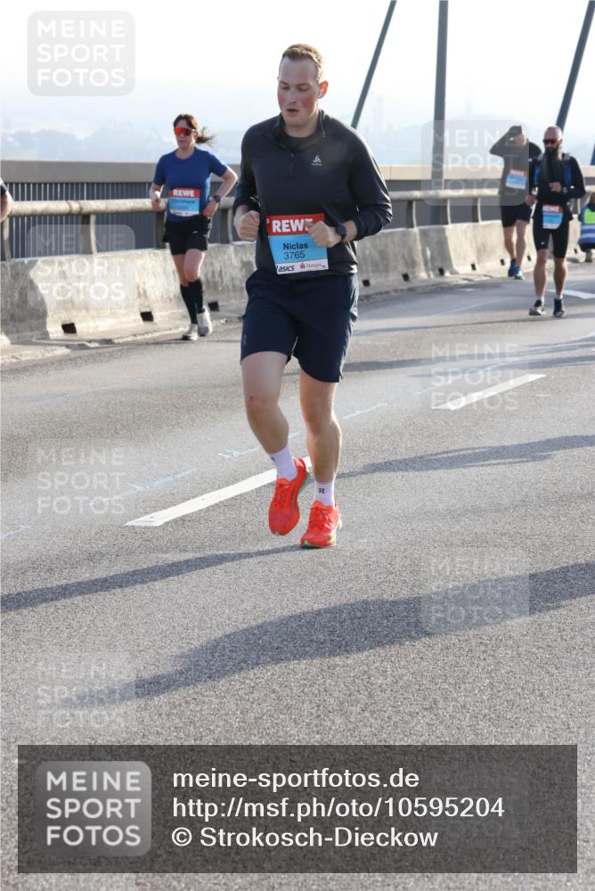 03.10.2026 - Köhlbrandbrückenlauf Strokosch-Dieckow http://msf.ph/oto/10595204 03.10.2026 09:24:38 Position 1 3765 meine-sportfotos.de