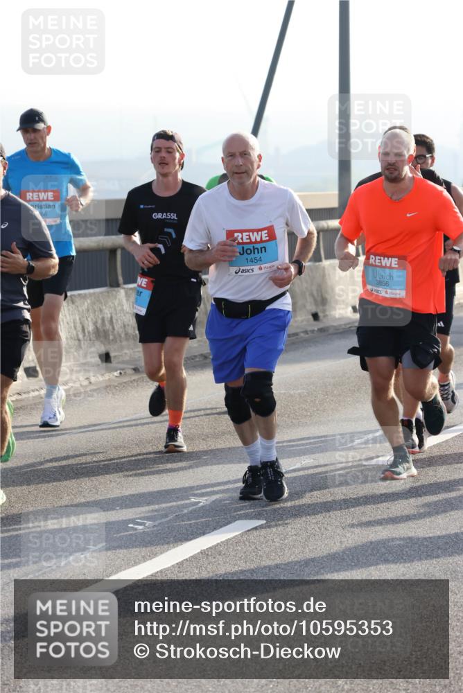 03.10.2026 - Köhlbrandbrückenlauf Strokosch-Dieckow http://msf.ph/oto/10595353 03.10.2026 09:24:59 Position 1 66, 1454, 3856 meine-sportfotos.de