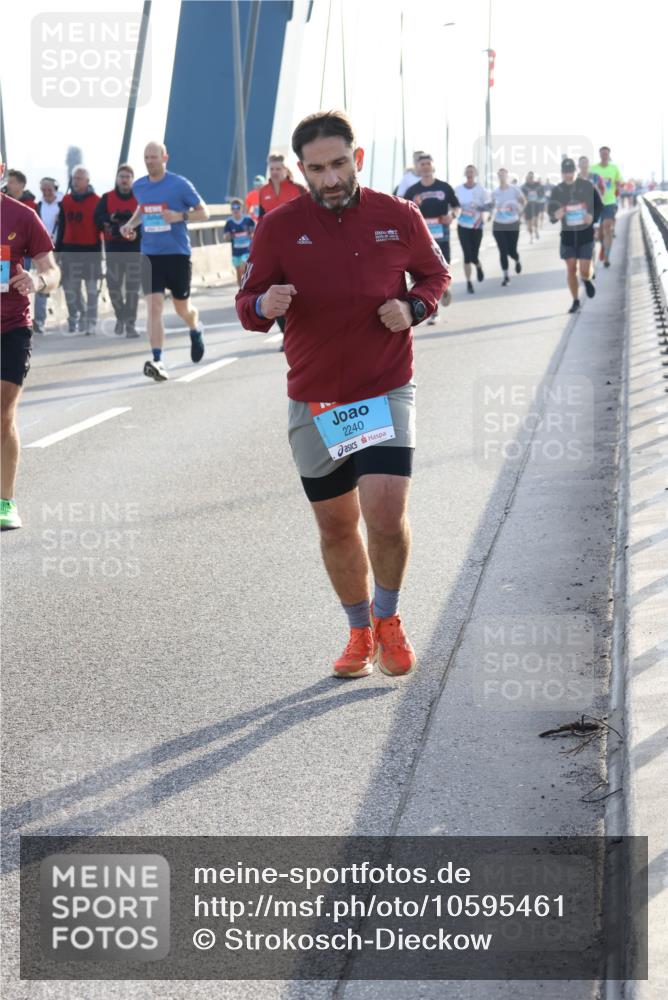 03.10.2026 - Köhlbrandbrückenlauf Strokosch-Dieckow http://msf.ph/oto/10595461 03.10.2026 09:25:13 Position 1 08, 2240 meine-sportfotos.de