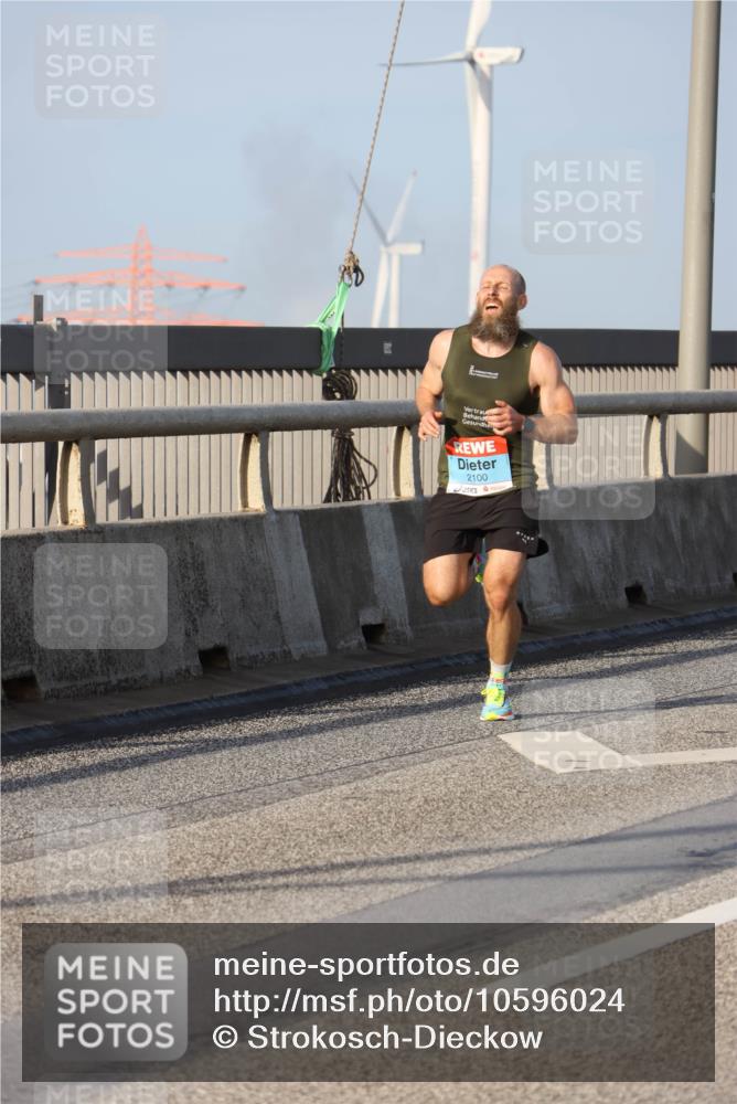 03.10.2026 - Köhlbrandbrückenlauf Strokosch-Dieckow http://msf.ph/oto/10596024 03.10.2026 09:27:24 Position 1 2100 meine-sportfotos.de