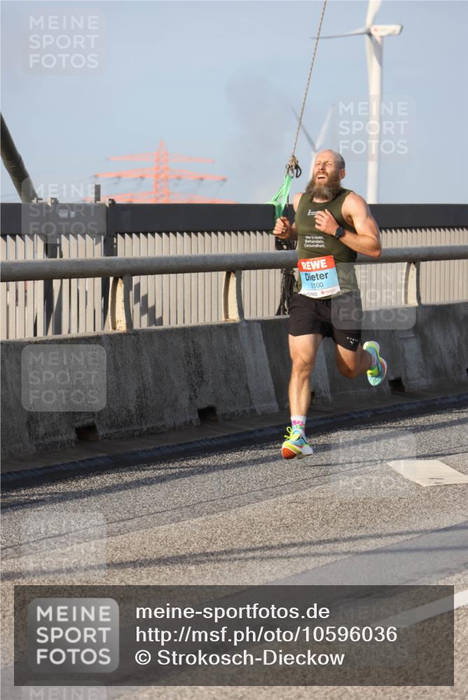 03.10.2026 - Köhlbrandbrückenlauf Strokosch-Dieckow http://msf.ph/oto/10596036 03.10.2026 09:27:24 Position 1 2100 meine-sportfotos.de