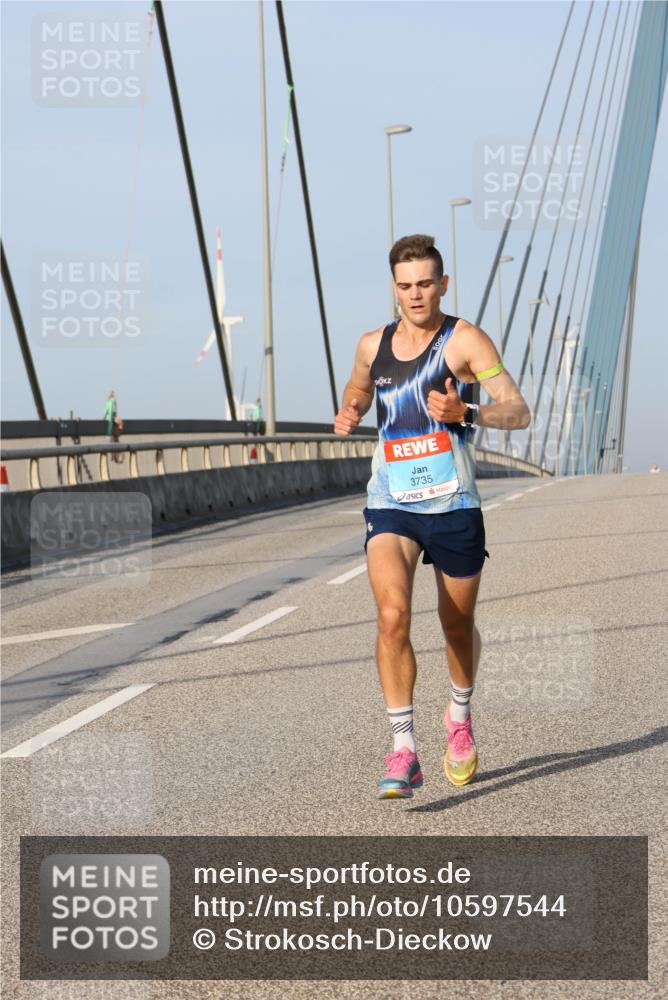 03.10.2026 - Köhlbrandbrückenlauf Strokosch-Dieckow http://msf.ph/oto/10597544 03.10.2026 09:30:27 Position 2 3735 meine-sportfotos.de