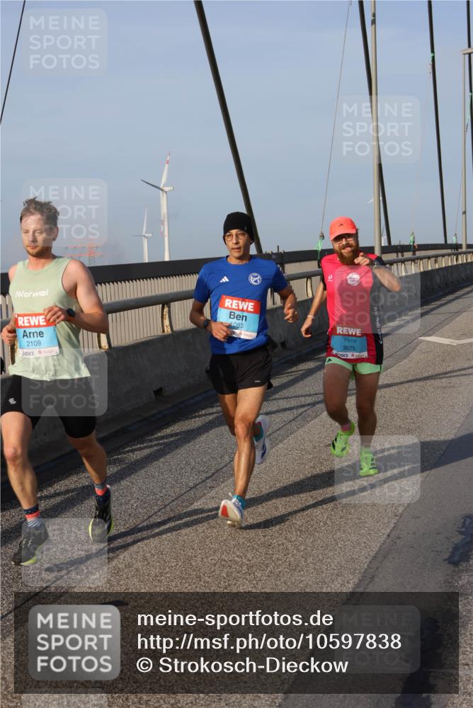 03.10.2026 - Köhlbrandbrückenlauf Strokosch-Dieckow http://msf.ph/oto/10597838 03.10.2026 09:32:00 Position 2 2109, 1083, 3823 meine-sportfotos.de