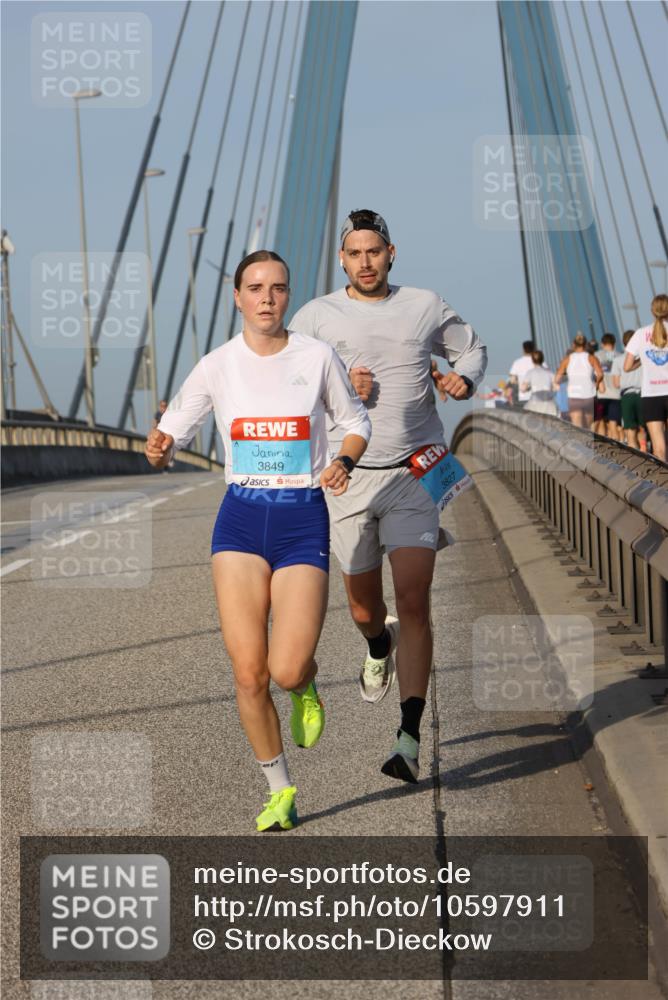 03.10.2026 - Köhlbrandbrückenlauf Strokosch-Dieckow http://msf.ph/oto/10597911 03.10.2026 09:32:13 Position 2 3849, 3827 meine-sportfotos.de