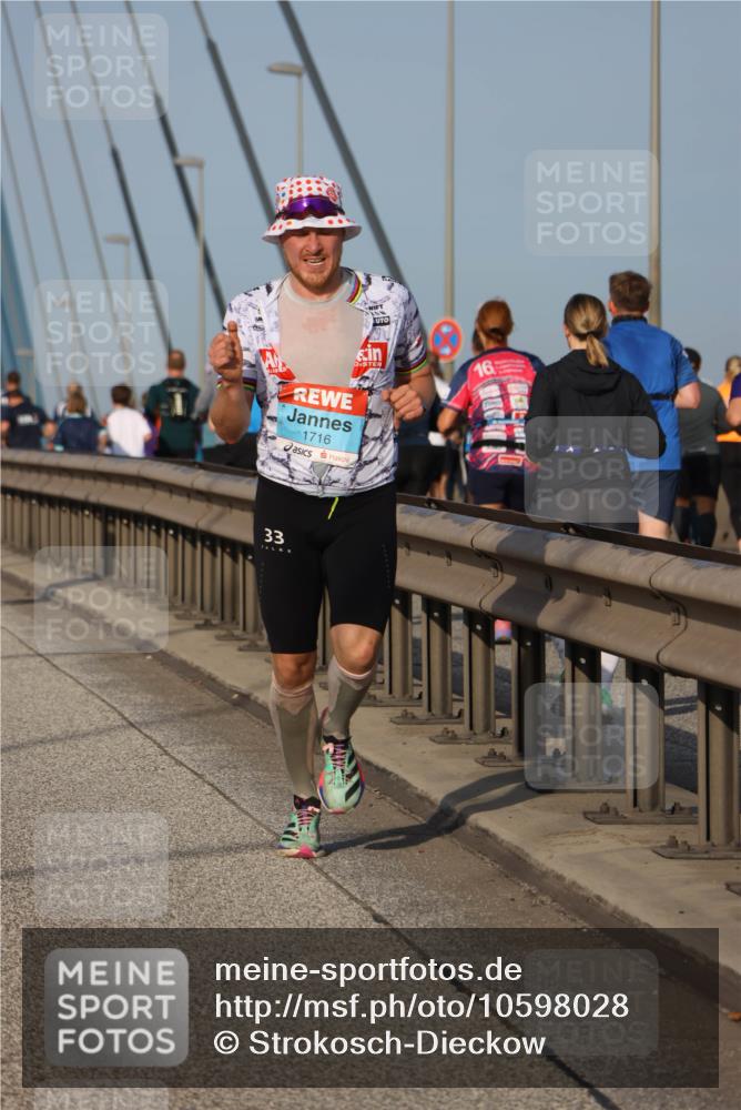 03.10.2026 - Köhlbrandbrückenlauf Strokosch-Dieckow http://msf.ph/oto/10598028 03.10.2026 09:32:40 Position 2 1716, 33, 16 meine-sportfotos.de
