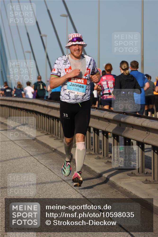 03.10.2026 - Köhlbrandbrückenlauf Strokosch-Dieckow http://msf.ph/oto/10598035 03.10.2026 09:32:40 Position 2 1716, 33, 16 meine-sportfotos.de