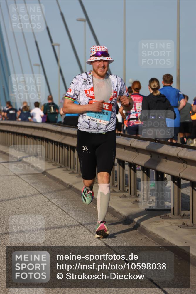 03.10.2026 - Köhlbrandbrückenlauf Strokosch-Dieckow http://msf.ph/oto/10598038 03.10.2026 09:32:40 Position 2 33, 1716 meine-sportfotos.de