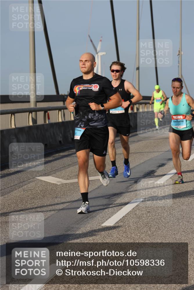 03.10.2026 - Köhlbrandbrückenlauf Strokosch-Dieckow http://msf.ph/oto/10598336 03.10.2026 09:33:36 Position 2 141, 3801, 2124 meine-sportfotos.de
