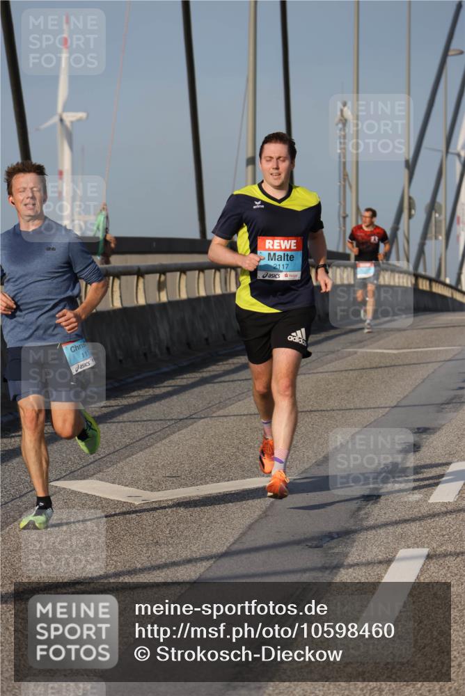 03.10.2026 - Köhlbrandbrückenlauf Strokosch-Dieckow http://msf.ph/oto/10598460 03.10.2026 09:33:54 Position 2 111, 2117 meine-sportfotos.de