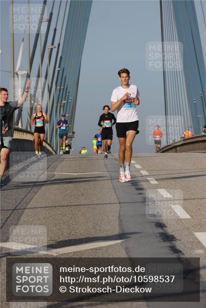 03.10.2026 - Köhlbrandbrückenlauf Strokosch-Dieckow http://msf.ph/oto/10598537 03.10.2026 09:34:18 Position 2  meine-sportfotos.de