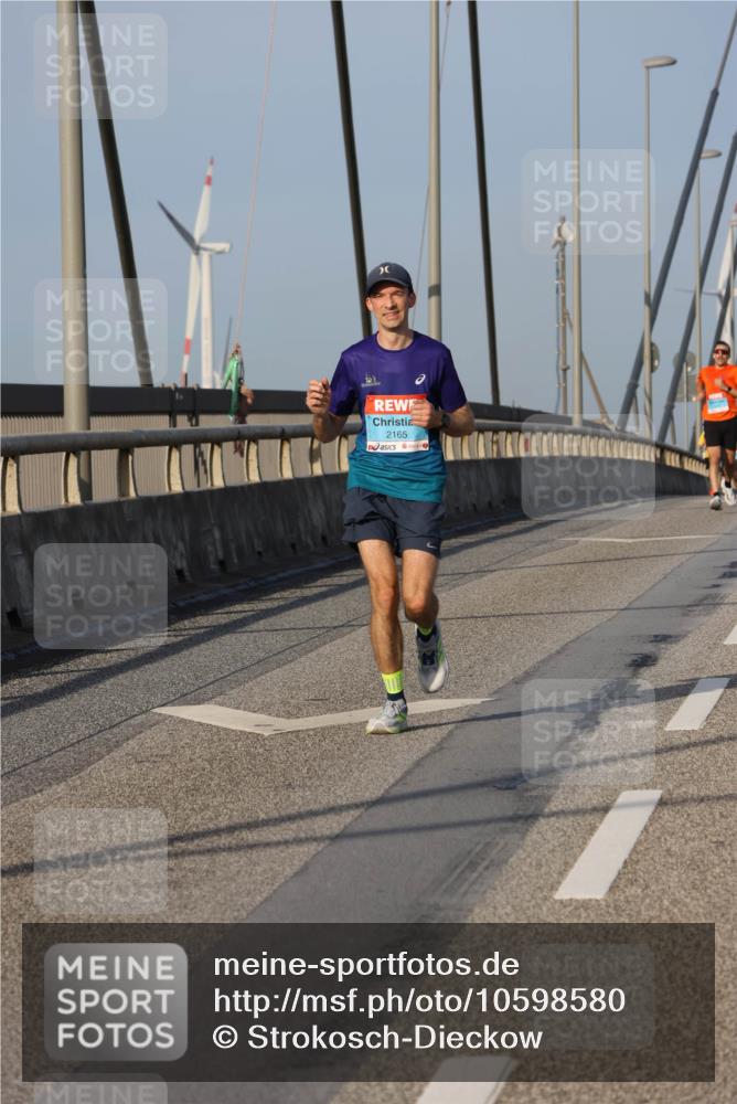 03.10.2026 - Köhlbrandbrückenlauf Strokosch-Dieckow http://msf.ph/oto/10598580 03.10.2026 09:34:36 Position 2 2165 meine-sportfotos.de