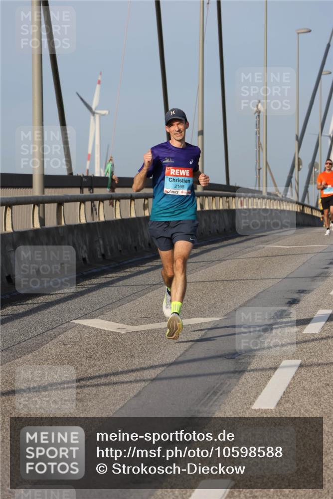 03.10.2026 - Köhlbrandbrückenlauf Strokosch-Dieckow http://msf.ph/oto/10598588 03.10.2026 09:34:36 Position 2 2165 meine-sportfotos.de