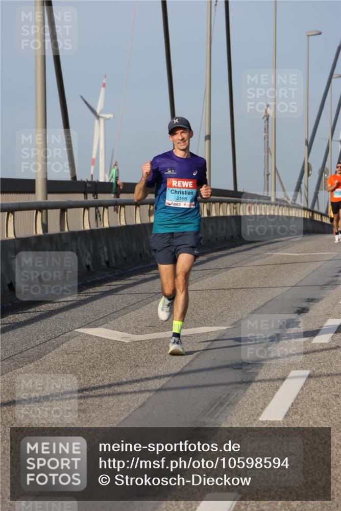 03.10.2026 - Köhlbrandbrückenlauf Strokosch-Dieckow http://msf.ph/oto/10598594 03.10.2026 09:34:36 Position 2 2165 meine-sportfotos.de