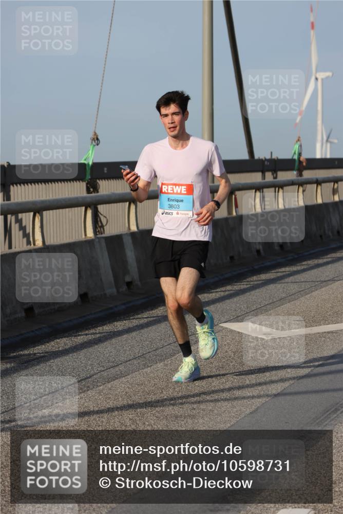 03.10.2026 - Köhlbrandbrückenlauf Strokosch-Dieckow http://msf.ph/oto/10598731 03.10.2026 09:35:08 Position 2 3803 meine-sportfotos.de