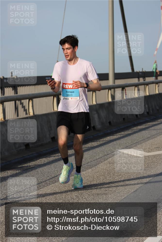 03.10.2026 - Köhlbrandbrückenlauf Strokosch-Dieckow http://msf.ph/oto/10598745 03.10.2026 09:35:08 Position 2 3803 meine-sportfotos.de