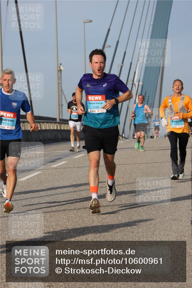 03.10.2026 - Köhlbrandbrückenlauf Strokosch-Dieckow http://msf.ph/oto/10600961 03.10.2026 09:36:12 Position 2 1712, 1129, 2356 meine-sportfotos.de