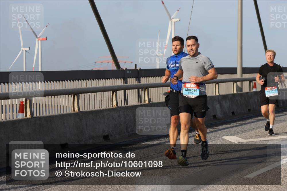 03.10.2026 - Köhlbrandbrückenlauf Strokosch-Dieckow http://msf.ph/oto/10601098 03.10.2026 09:36:28 Position 2 2206, 2208 meine-sportfotos.de