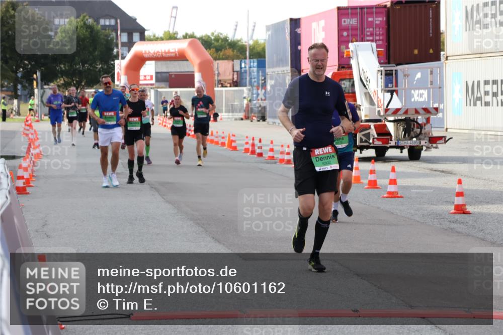 03.10.2026 - Köhlbrandbrückenlauf Tim E. http://msf.ph/oto/10601162 03.10.2026 16:07:50 Ziel 7047, 7048, 7049, 7364, 8172, 8302, 8305, 8571, 8668 meine-sportfotos.de