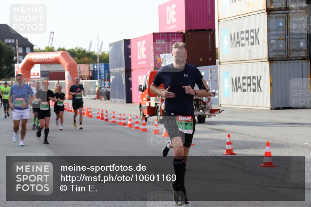 03.10.2026 - Köhlbrandbrückenlauf Tim E. http://msf.ph/oto/10601169 03.10.2026 16:07:51 Ziel 7047, 7048, 7049, 7364, 8172, 8302, 8305, 8571, 8668 meine-sportfotos.de