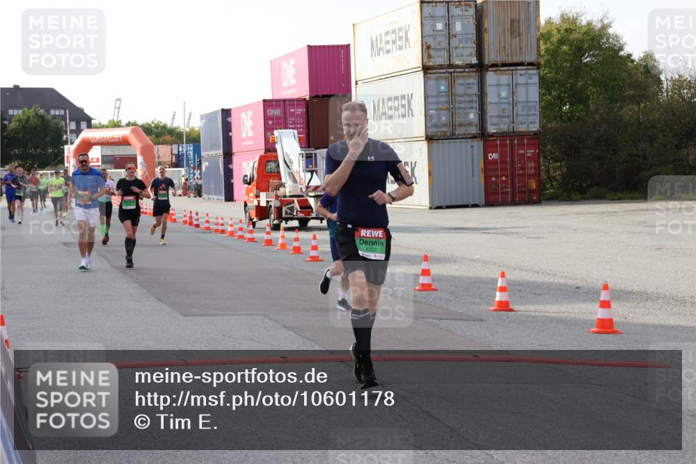 03.10.2026 - Köhlbrandbrückenlauf Tim E. http://msf.ph/oto/10601178 03.10.2026 16:07:52 Ziel 7047, 7048, 7049, 7364, 8172, 8302, 8305, 8571, 8668 meine-sportfotos.de