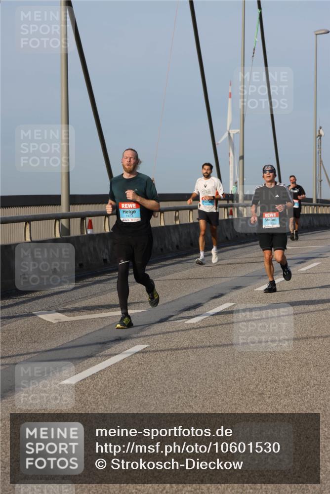 03.10.2026 - Köhlbrandbrückenlauf Strokosch-Dieckow http://msf.ph/oto/10601530 03.10.2026 09:36:53 Position 2 1973 meine-sportfotos.de