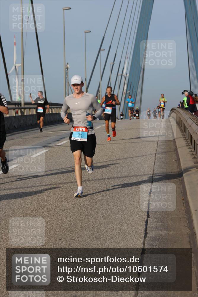 03.10.2026 - Köhlbrandbrückenlauf Strokosch-Dieckow http://msf.ph/oto/10601574 03.10.2026 09:36:55 Position 2 377 meine-sportfotos.de