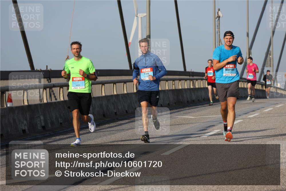 03.10.2026 - Köhlbrandbrückenlauf Strokosch-Dieckow http://msf.ph/oto/10601720 03.10.2026 09:37:10 Position 2 3830, 2186, 2175 meine-sportfotos.de