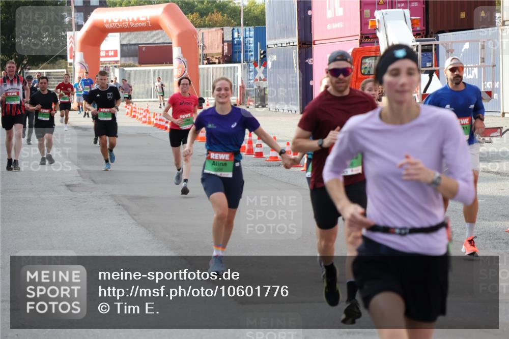 03.10.2026 - Köhlbrandbrückenlauf Tim E. http://msf.ph/oto/10601776 03.10.2026 16:08:34 Ziel 7307, 8066, 8267, 8353, 8369, 8398, 8516, 8771, 8795, 8832, 9796 meine-sportfotos.de
