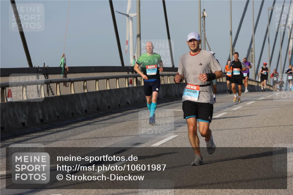 03.10.2026 - Köhlbrandbrückenlauf Strokosch-Dieckow http://msf.ph/oto/10601987 03.10.2026 09:37:36 Position 2 3457, 2317 meine-sportfotos.de
