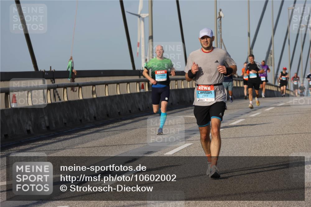 03.10.2026 - Köhlbrandbrückenlauf Strokosch-Dieckow http://msf.ph/oto/10602002 03.10.2026 09:37:36 Position 2 3457, 2317 meine-sportfotos.de