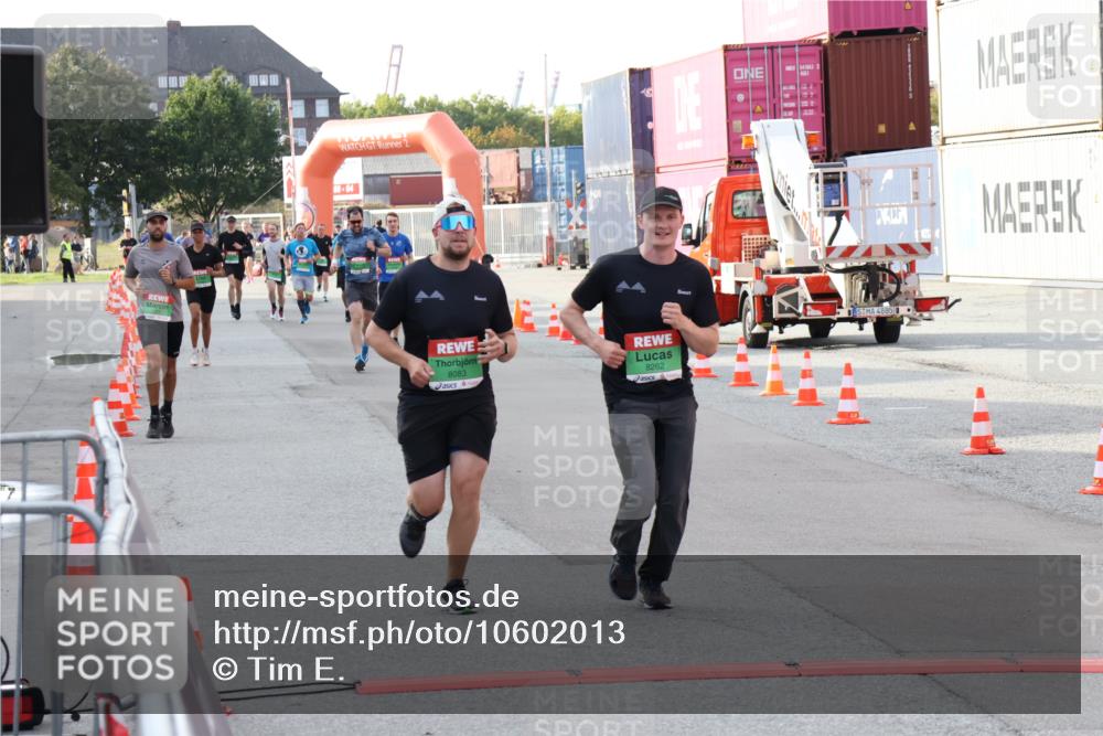 03.10.2026 - Köhlbrandbrückenlauf Tim E. http://msf.ph/oto/10602013 03.10.2026 16:08:52 Ziel 7322, 7910, 8083, 8262, 8624, 8682, 9159 meine-sportfotos.de