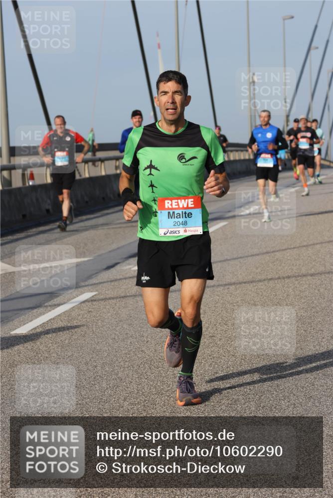 03.10.2026 - Köhlbrandbrückenlauf Strokosch-Dieckow http://msf.ph/oto/10602290 03.10.2026 09:38:02 Position 2 2048 meine-sportfotos.de