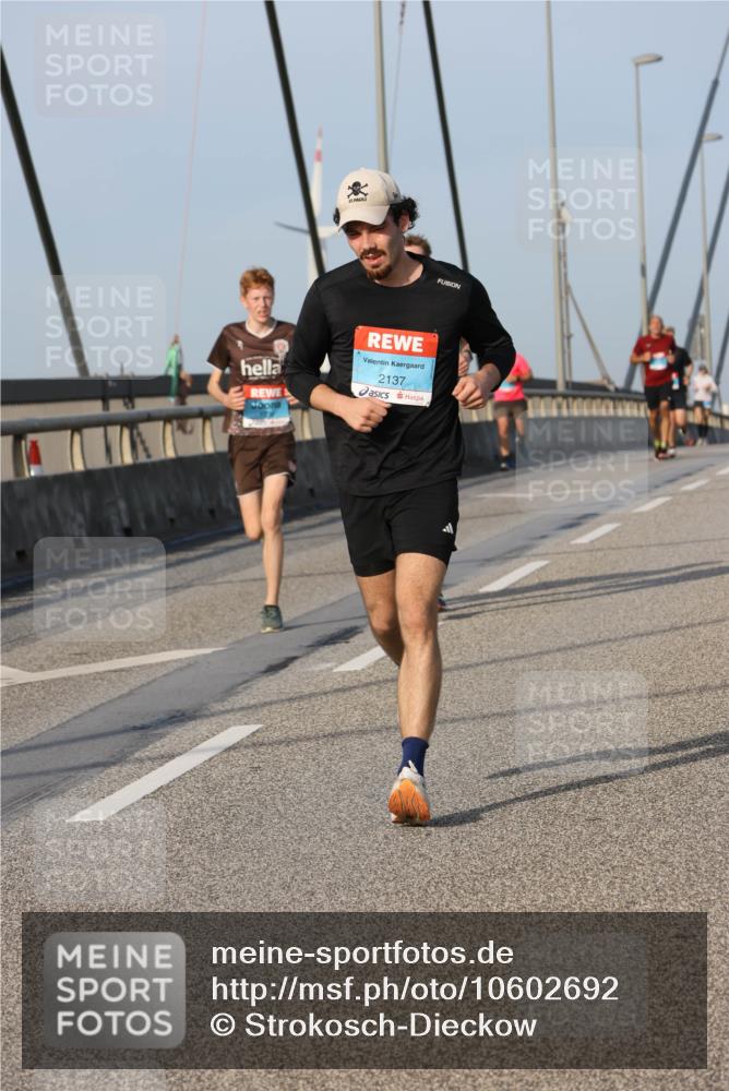 03.10.2026 - Köhlbrandbrückenlauf Strokosch-Dieckow http://msf.ph/oto/10602692 03.10.2026 09:38:39 Position 2 2137 meine-sportfotos.de