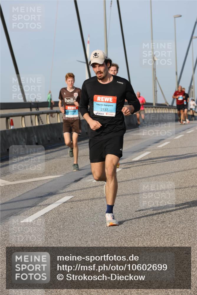 03.10.2026 - Köhlbrandbrückenlauf Strokosch-Dieckow http://msf.ph/oto/10602699 03.10.2026 09:38:39 Position 2 2137 meine-sportfotos.de