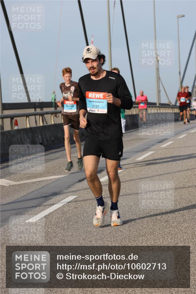 03.10.2026 - Köhlbrandbrückenlauf Strokosch-Dieckow http://msf.ph/oto/10602713 03.10.2026 09:38:39 Position 2 2137 meine-sportfotos.de