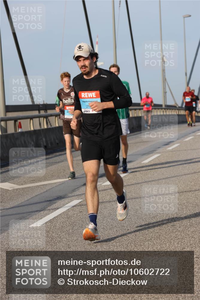 03.10.2026 - Köhlbrandbrückenlauf Strokosch-Dieckow http://msf.ph/oto/10602722 03.10.2026 09:38:40 Position 2 21 meine-sportfotos.de
